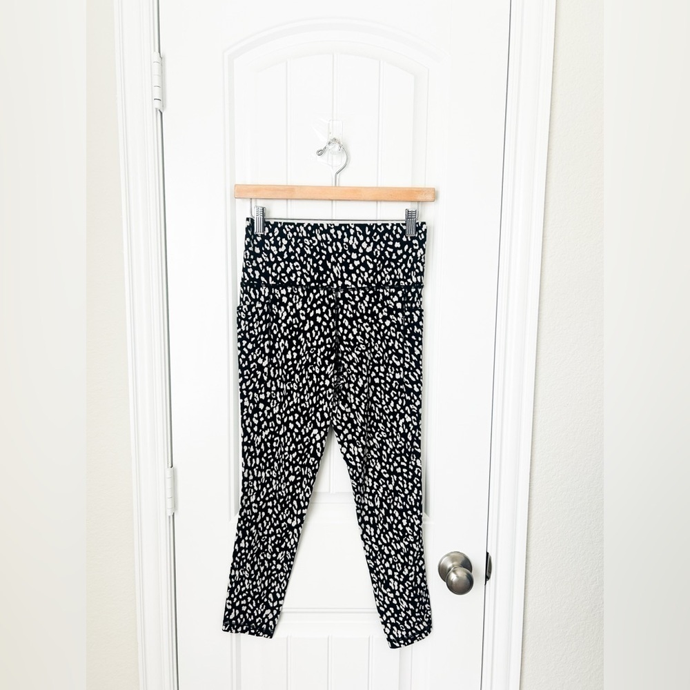 Athleta Salutation Stash Pocket II Printed 7/8 Black White Leggings Size Small